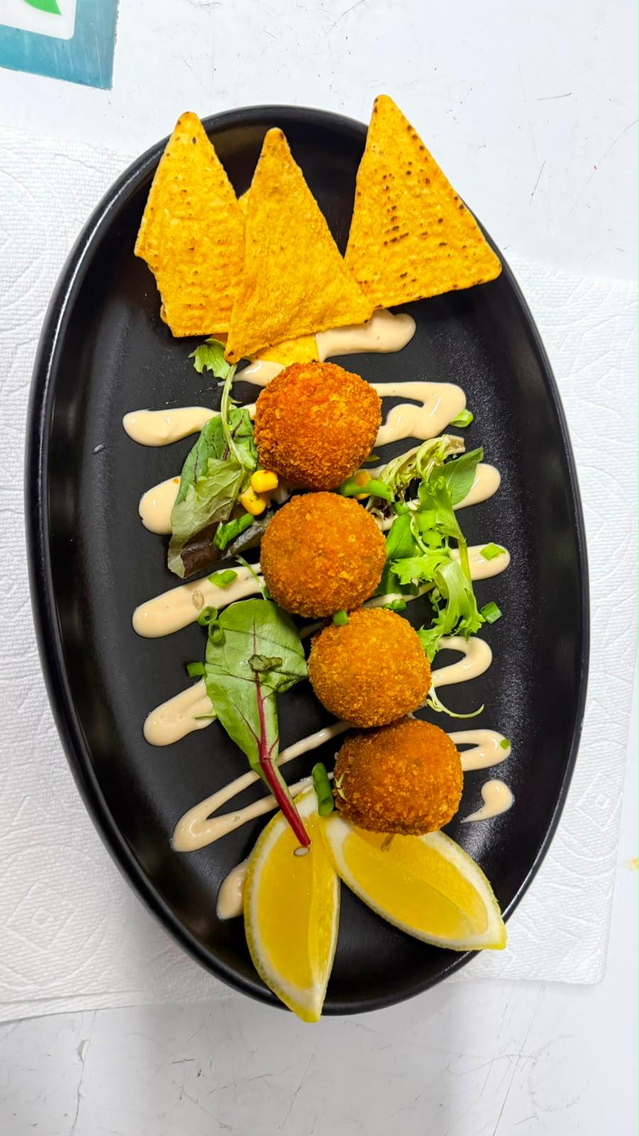 Arancini with salad and lemon at Illumina